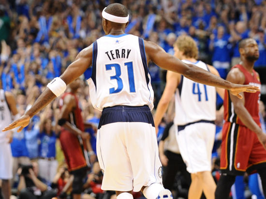 那不勒斯三分稳稳入账（那不勒斯稳拿三分）