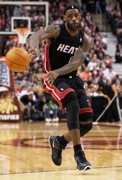 哈里·凯恩替补出场打入帽子戏法，五星拜仁轻松战胜斯图加特（哈里·凯恩替补戴帽，拜仁轻取斯图加特）