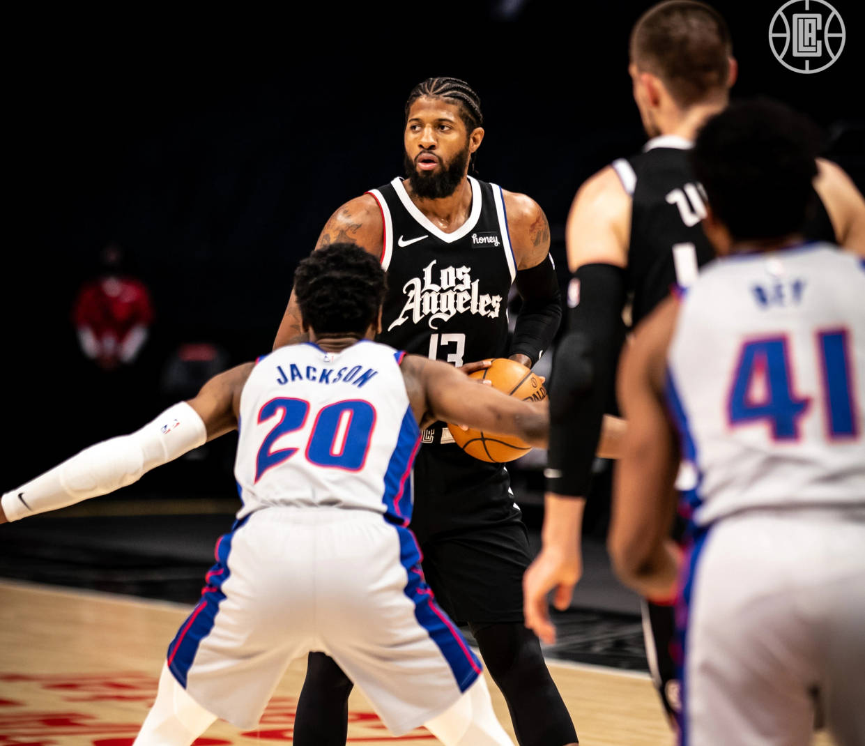 法尔克：拜仁考察了累西腓体育中场泽-卢卡斯，巴萨也有意（法尔克爆料：拜仁已考察累西腓体育中场泽-卢卡斯，巴萨同样有意）