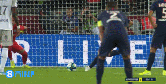 西足协前主席鲁比亚莱斯在发布会被扔鸡蛋，试图回击但被拦住（西班牙足协前主席鲁比亚莱斯发布会上遭扔鸡蛋，欲反击被阻止）