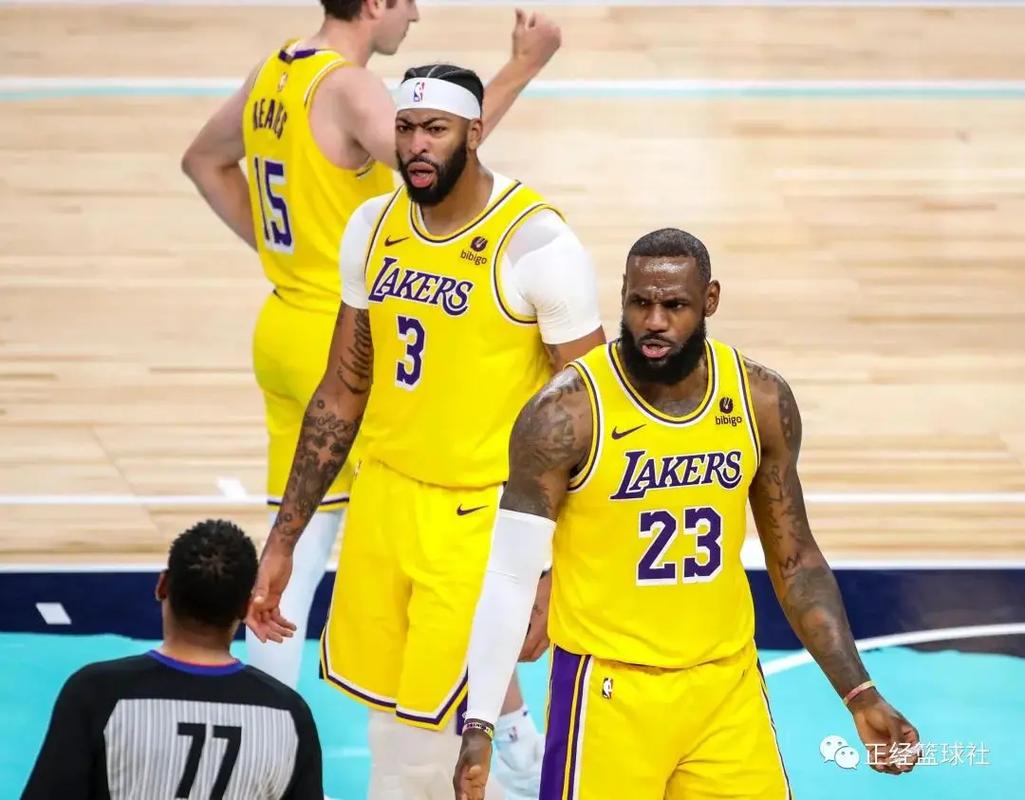 NBA最佳阵容公布：詹姆斯入选,（NBA年度最佳阵容出炉：詹姆斯榜上有名）