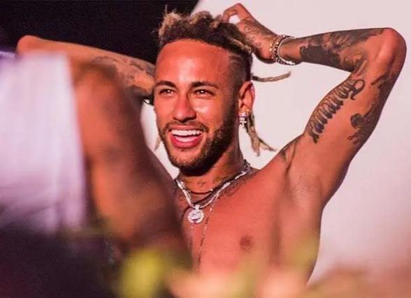 恩佐：蓝军是英超和欧冠有力竞争者；希望阿根廷能卫冕世界杯（恩佐称蓝军具备争冠英超与欧冠实力，期待阿根廷卫冕世界杯）