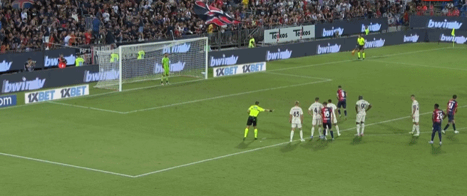 辛辛那提中场吉迪赛后与梅西交换球衣，双方握手并拥抱