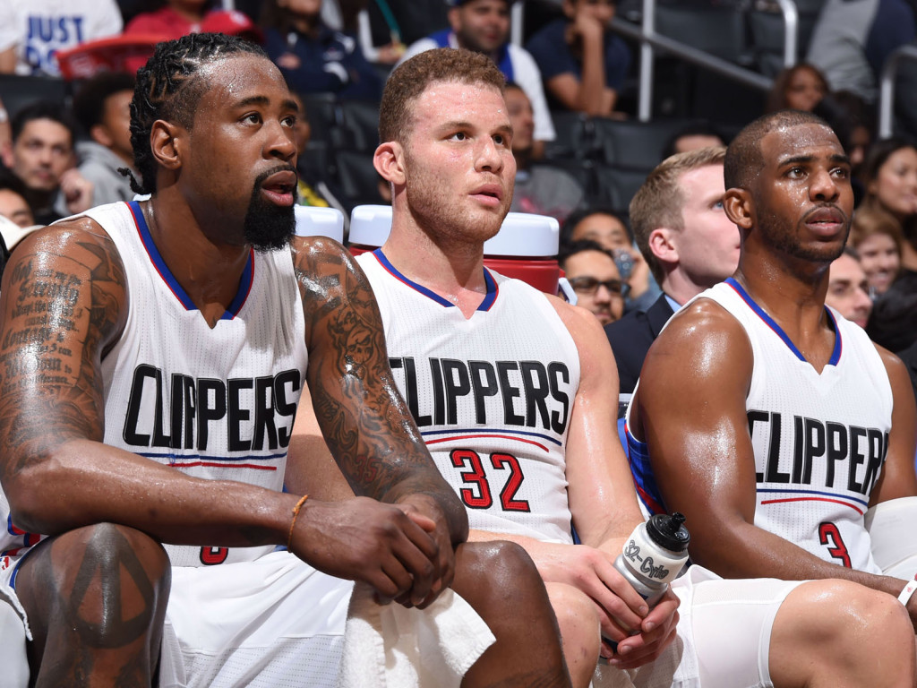 曼城有望大胜桑德兰，展现沉稳防守，争夺英超积分榜席位。（曼城有望横扫桑德兰，凭稳健防守冲击英超前列）